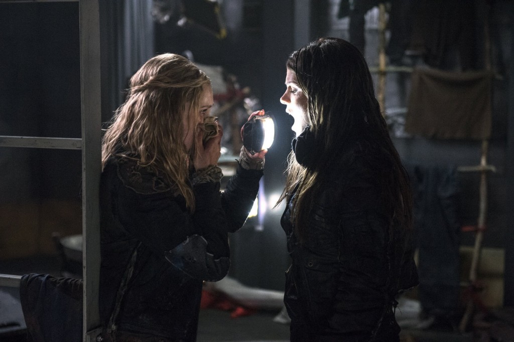 Clarke examine Octavia.