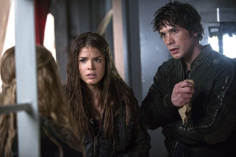Bellamy et Octavia écoutent Clarke.
