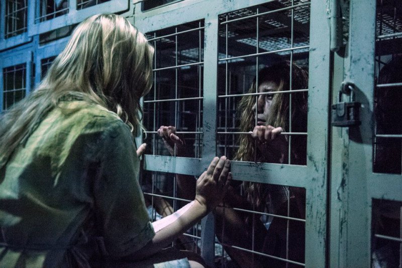 Clarke découvre une Anya enfermée dans une cage.