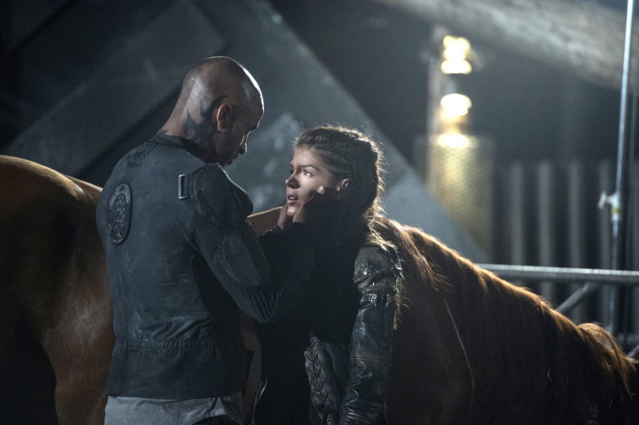 Lincoln (Ricky Whittle) et Octavia Blake (Marie Avgeropoulos) partagent un tendre moment