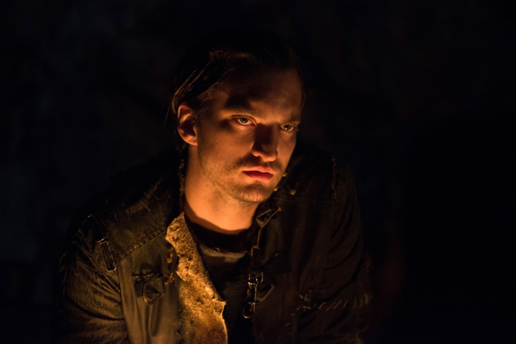 Murphy (Richard Harmon) dans une grotte