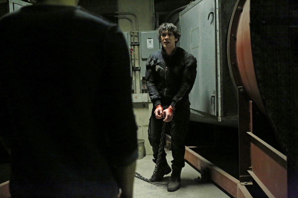 Bellamy (bob Morley) est enchaîné dans le bunker
