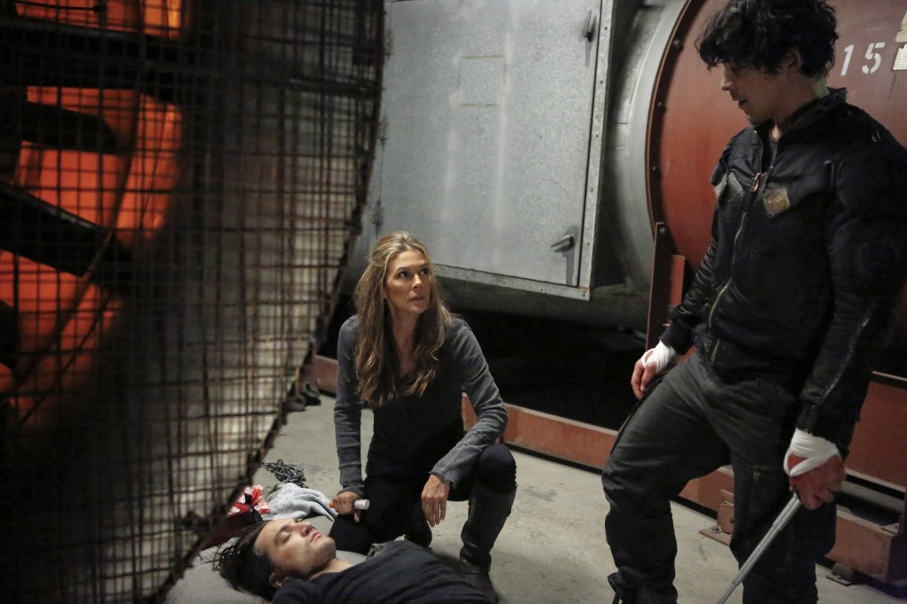 Abby (Paige Turco) et Bellamy auprès d'un Murphy (Richard Harmon) inconscient