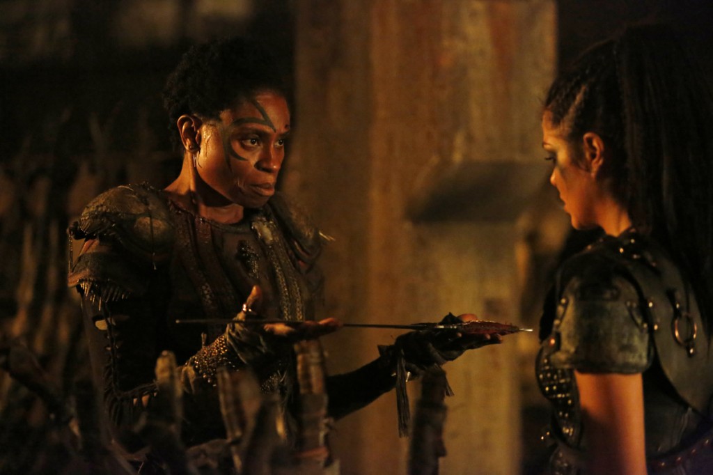 Indra donne son arme à Octavia